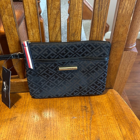 Tommy Hilfiger Black Wristlet Bag NWT - Picture 1 of 9
